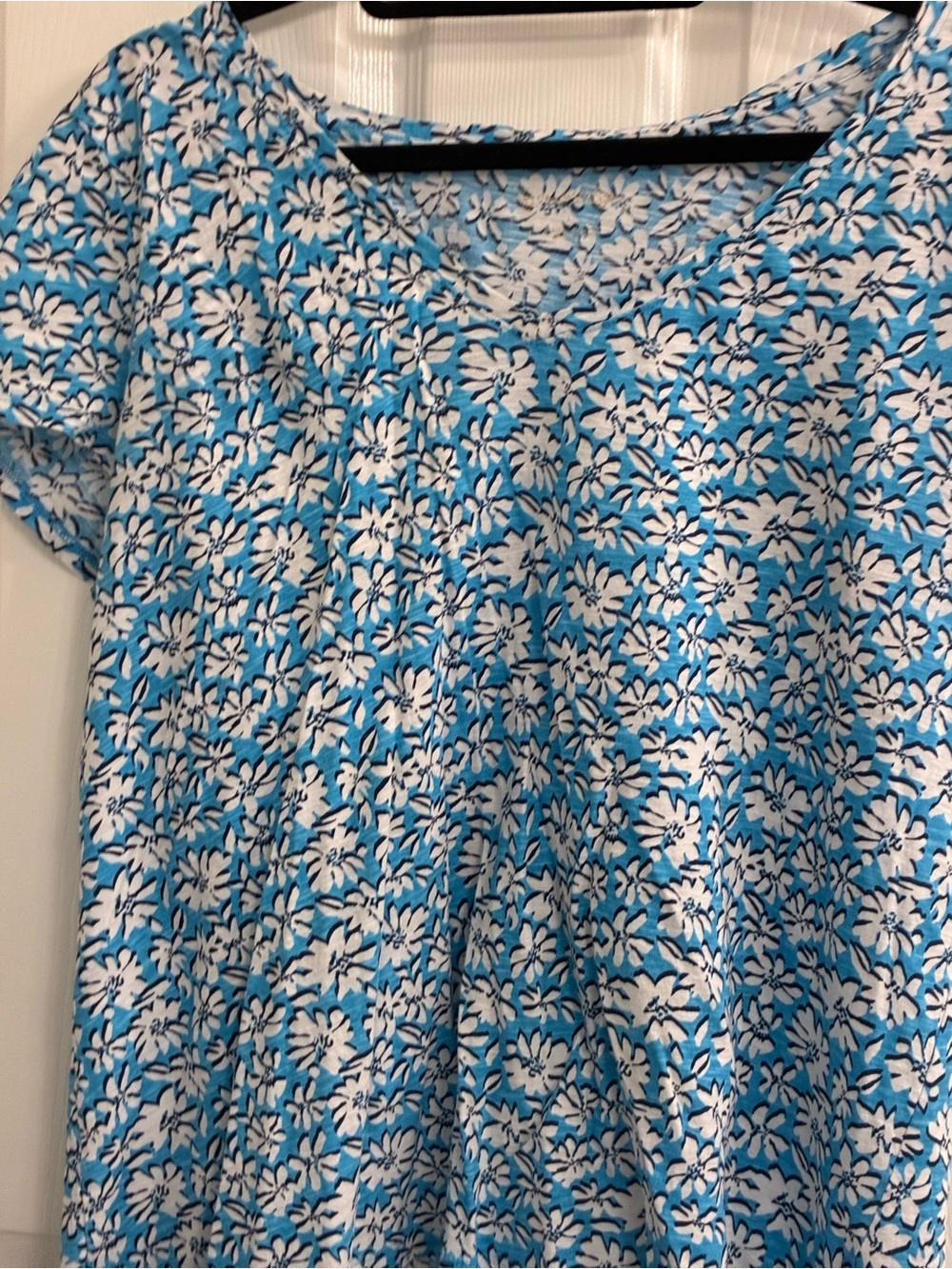 Lilly Pulitzer. Size L Women’s Blue & White Floral Scoop Neck Top